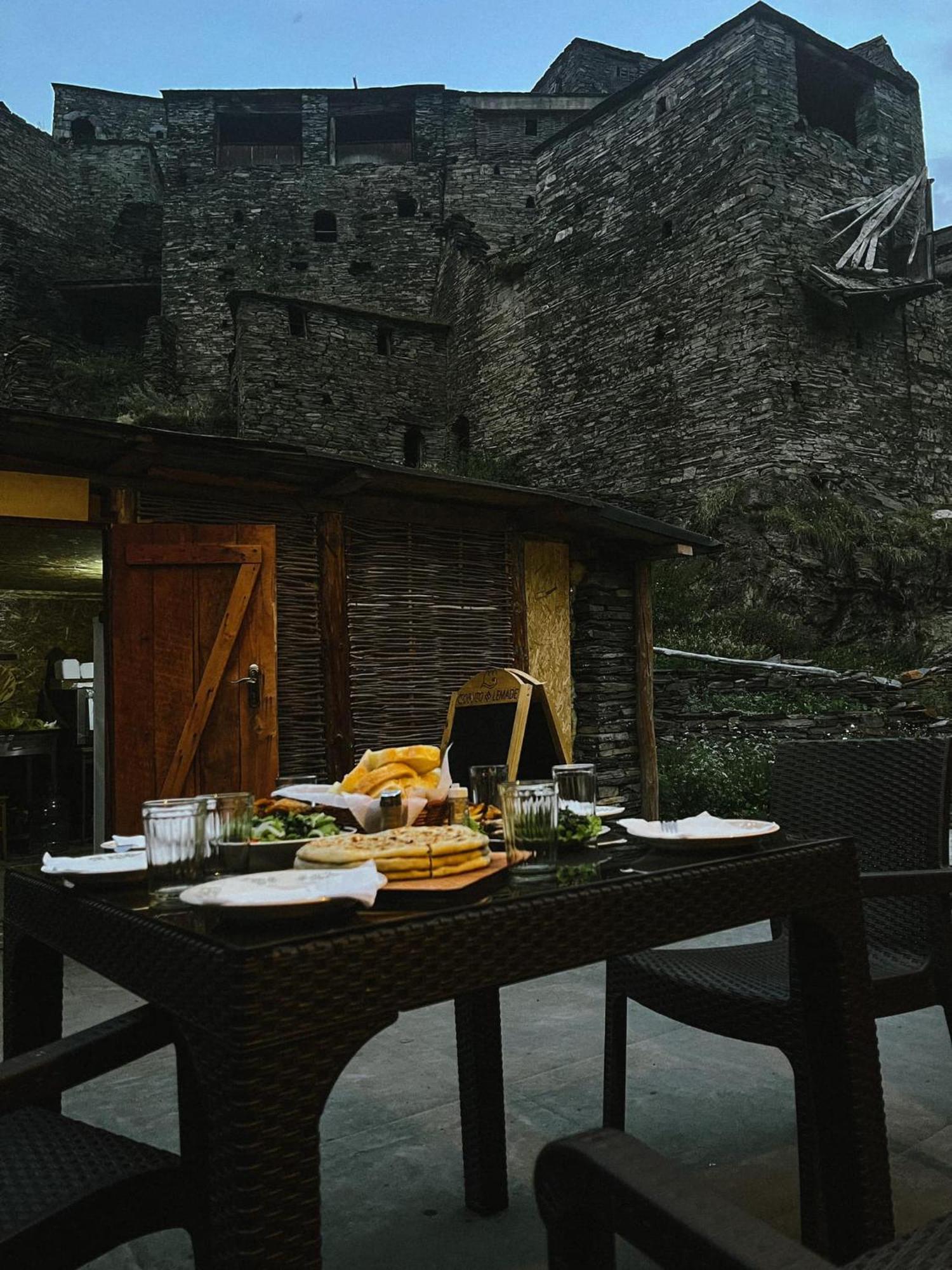 "Front Castle" Hotel Shatili Exterior photo